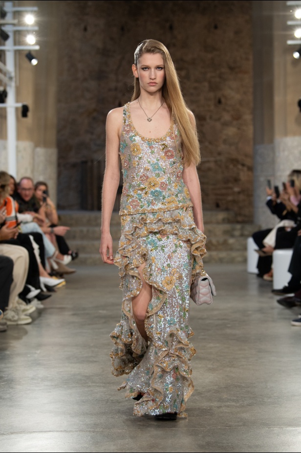 مجموعة Louis Vuitton لـCruise 2025.. تصاميم لافتة مزجت بين الماضي العريق والحداثة