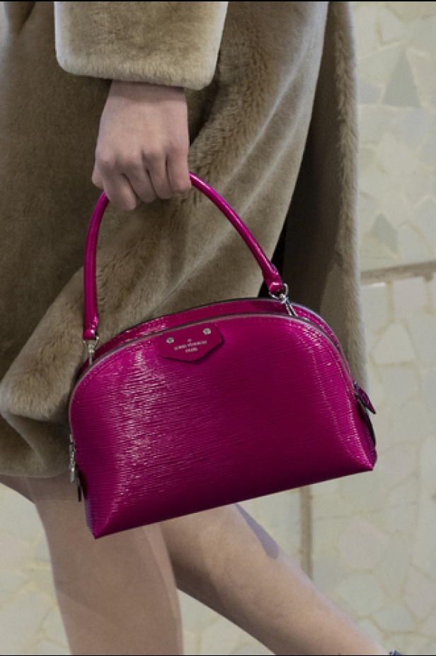 مجموعة Louis Vuitton لـCruise 2025.. تصاميم لافتة مزجت بين الماضي العريق والحداثة