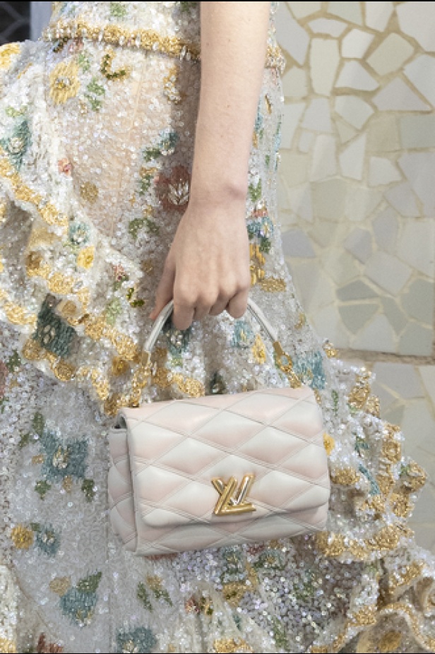مجموعة Louis Vuitton لـCruise 2025.. تصاميم لافتة مزجت بين الماضي العريق والحداثة