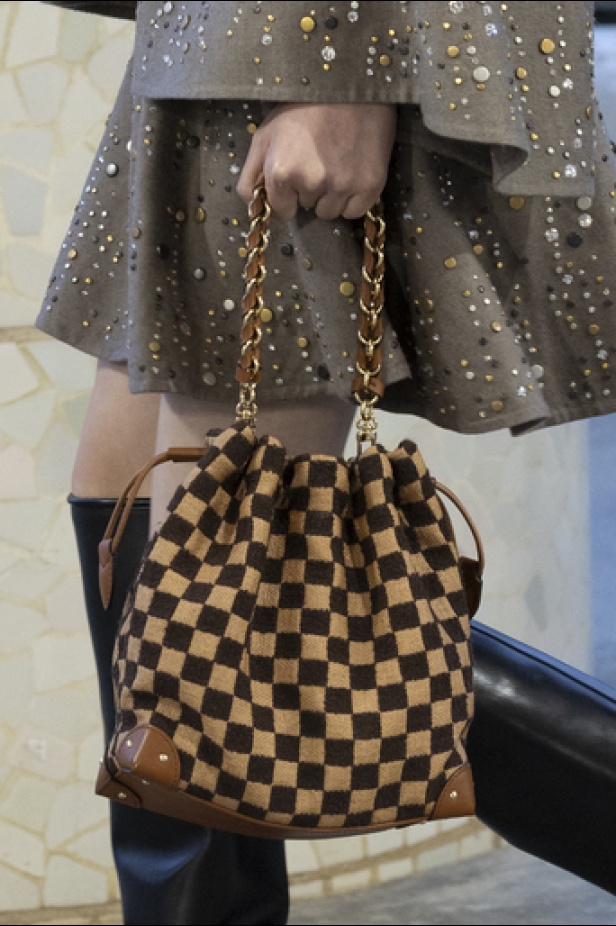 مجموعة Louis Vuitton لـCruise 2025.. تصاميم لافتة مزجت بين الماضي العريق والحداثة