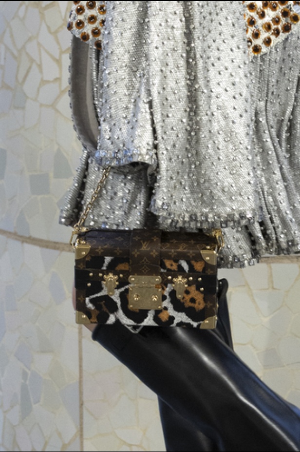 مجموعة Louis Vuitton لـCruise 2025.. تصاميم لافتة مزجت بين الماضي العريق والحداثة