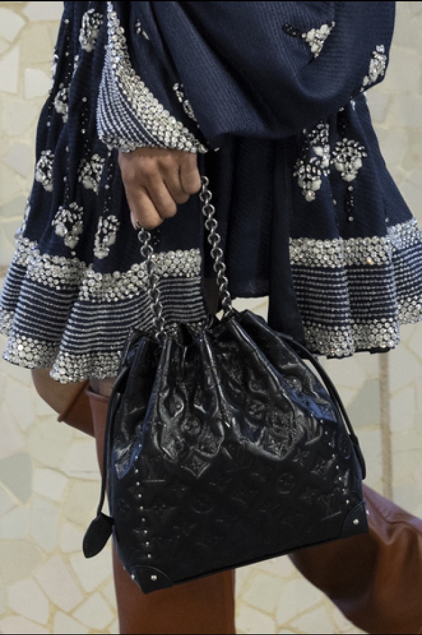 مجموعة Louis Vuitton لـCruise 2025.. تصاميم لافتة مزجت بين الماضي العريق والحداثة