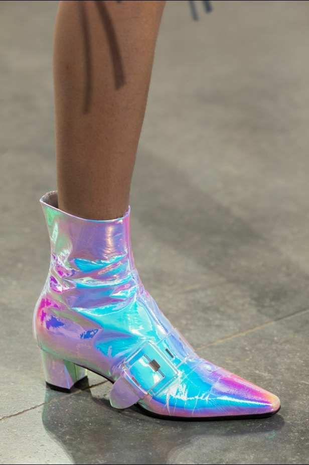 مجموعة Louis Vuitton لـCruise 2025.. تصاميم لافتة مزجت بين الماضي العريق والحداثة