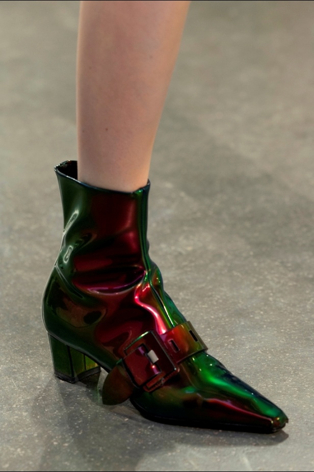 مجموعة Louis Vuitton لـCruise 2025.. تصاميم لافتة مزجت بين الماضي العريق والحداثة