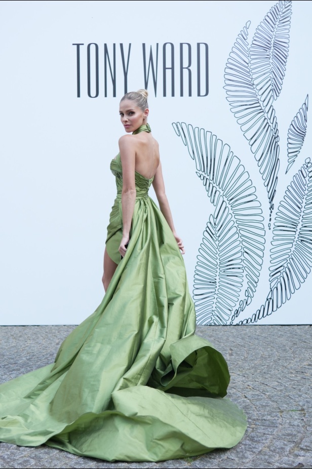 عناصر الطبيعة تستحوذ على مجموعة طوني ورد للأزياء الراقية وتتخذ أشكالاً عديدة من خلال التكاوين والقصات