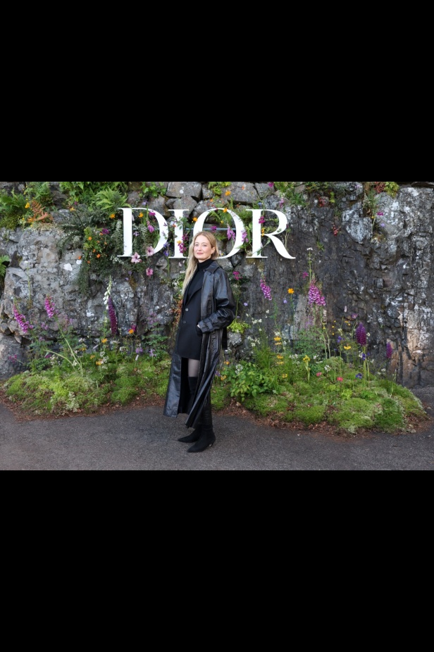 مجموعة ديور Cruise 2025 تحتفل بالروابط القوية بين الدار واسكتلندا... وماريا غراتسيا كيوري تتبّع خطوات "كريستيان ديور" حول العالم