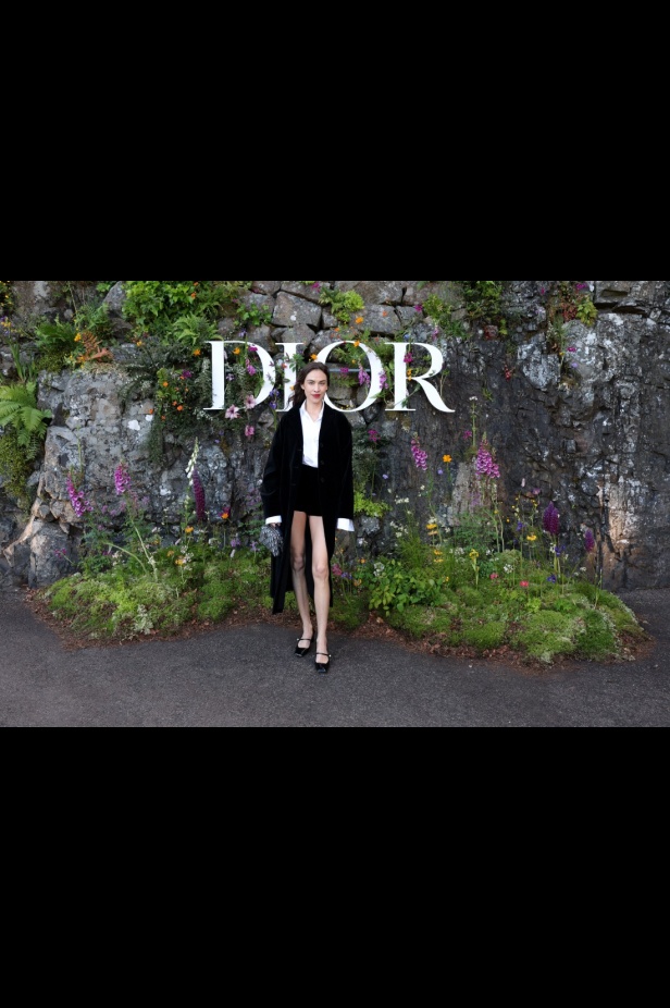 مجموعة ديور Cruise 2025 تحتفل بالروابط القوية بين الدار واسكتلندا... وماريا غراتسيا كيوري تتبّع خطوات "كريستيان ديور" حول العالم