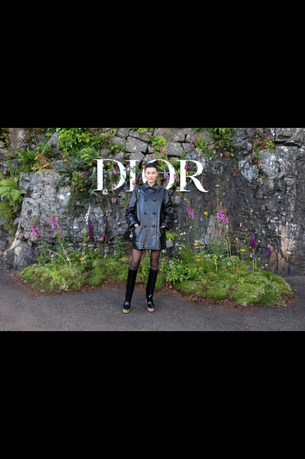 مجموعة ديور Cruise 2025 تحتفل بالروابط القوية بين الدار واسكتلندا... وماريا غراتسيا كيوري تتبّع خطوات "كريستيان ديور" حول العالم