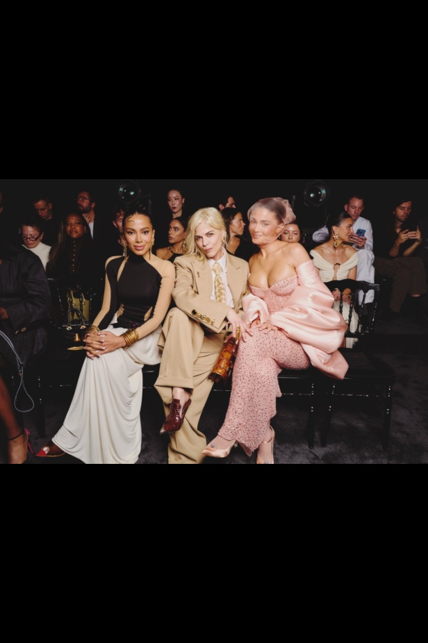 مجموعة Schiaparelli للأزياء الراقية لخريف وشتاء 2025... تكريم لموهبة "إلسا" الفريدة في التجدد