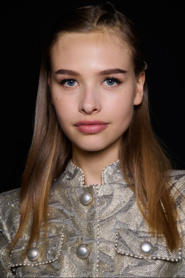 اطلالات جمالية لمجموعة Giorgio Armani Privee لخريف شتاء 2024-2025