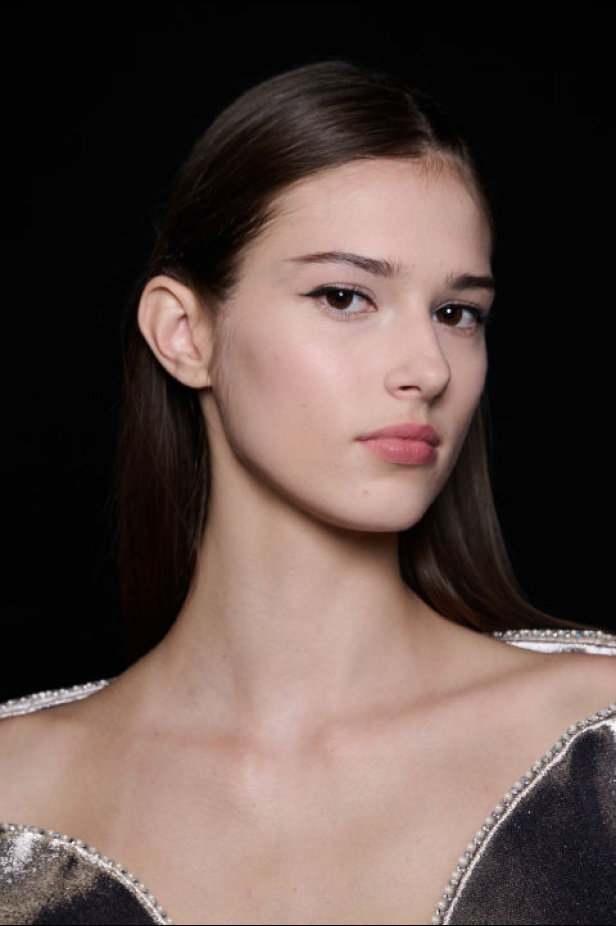 اطلالات جمالية لمجموعة Giorgio Armani Privee لخريف شتاء 2024-2025