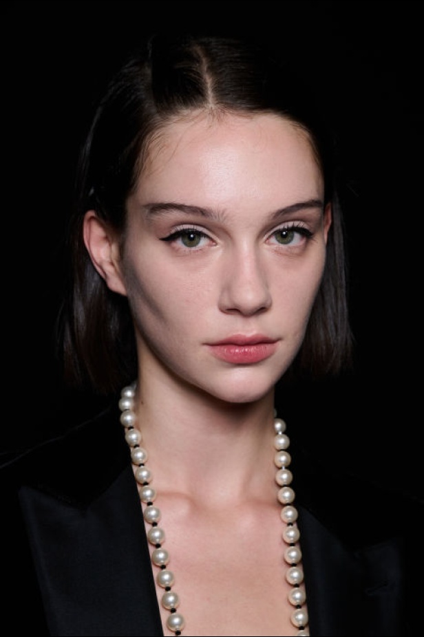 اطلالات جمالية لمجموعة Giorgio Armani Privee لخريف شتاء 2024-2025