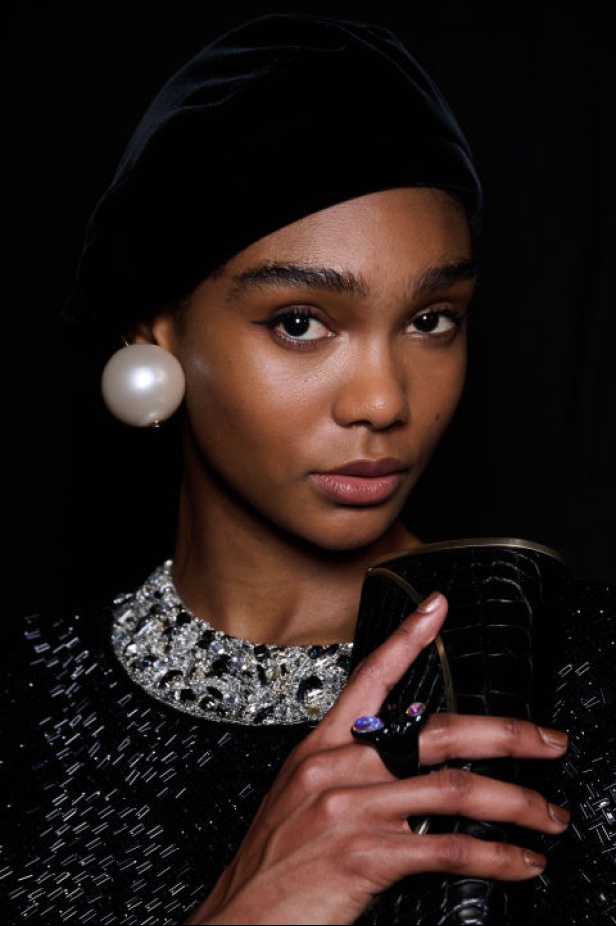 اطلالات جمالية لمجموعة Giorgio Armani Privee لخريف شتاء 2024-2025