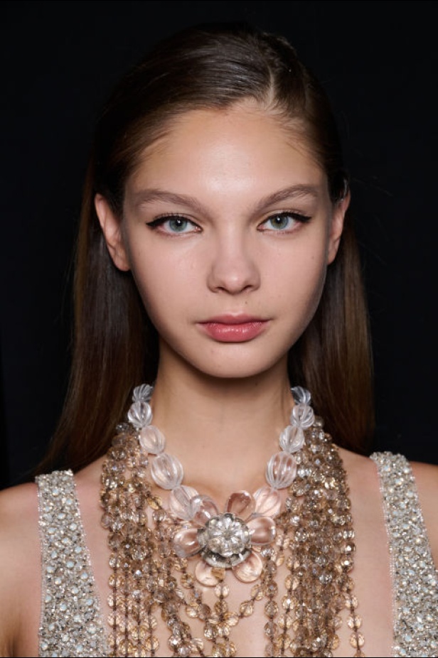 اطلالات جمالية لمجموعة Giorgio Armani Privee لخريف شتاء 2024-2025