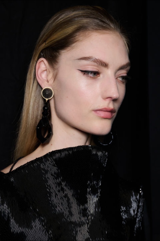 اطلالات جمالية لمجموعة Giorgio Armani Privee لخريف شتاء 2024-2025