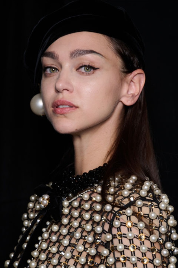 اطلالات جمالية لمجموعة Giorgio Armani Privee لخريف شتاء 2024-2025