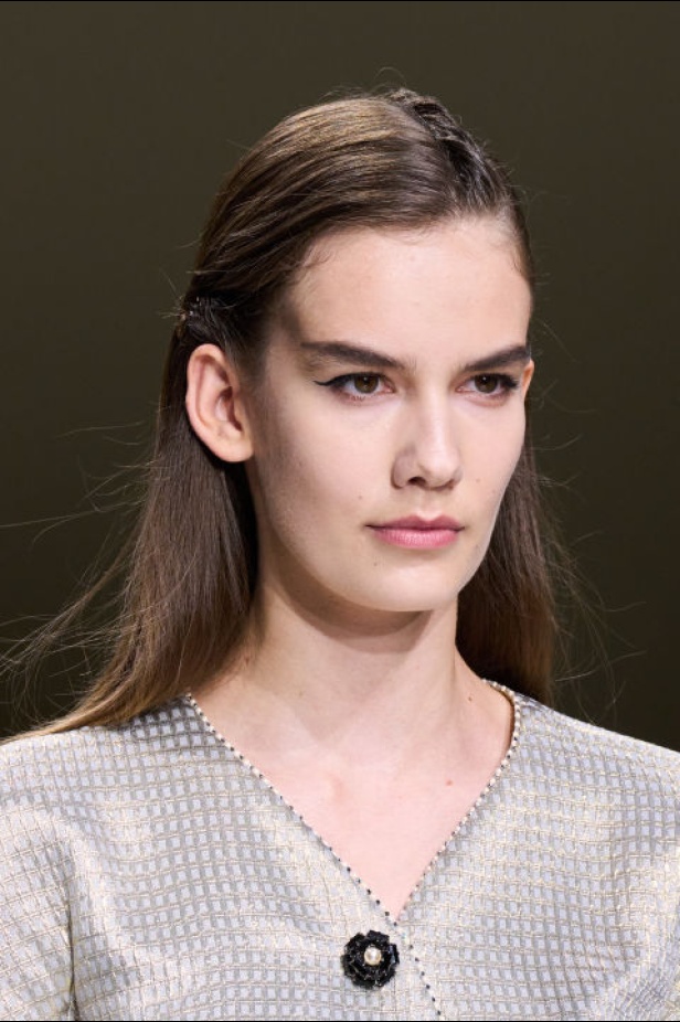 اطلالات جمالية لمجموعة Giorgio Armani Privee لخريف شتاء 2024-2025