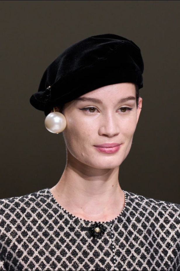 اطلالات جمالية لمجموعة Giorgio Armani Privee لخريف شتاء 2024-2025