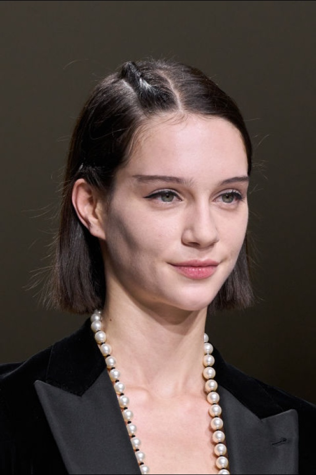 اطلالات جمالية لمجموعة Giorgio Armani Privee لخريف شتاء 2024-2025