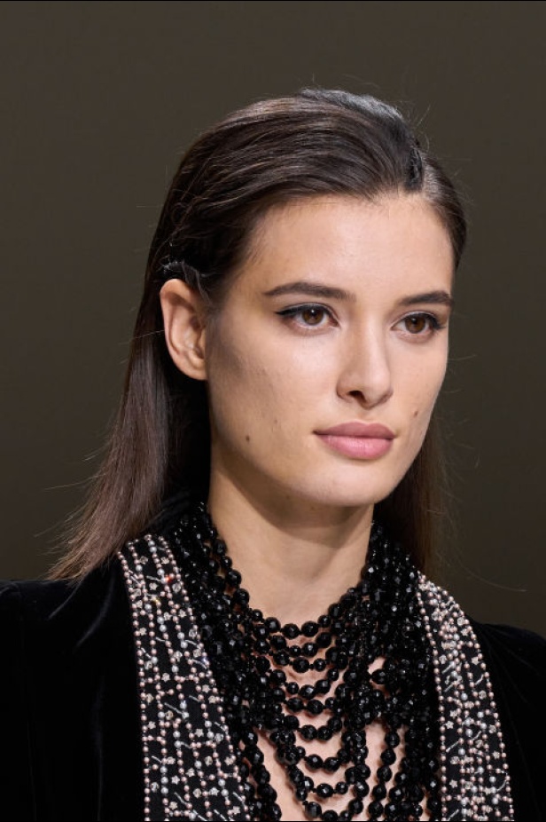 اطلالات جمالية لمجموعة Giorgio Armani Privee لخريف شتاء 2024-2025