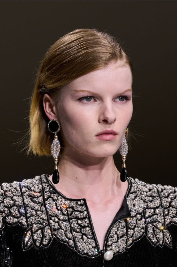 اطلالات جمالية لمجموعة Giorgio Armani Privee لخريف شتاء 2024-2025