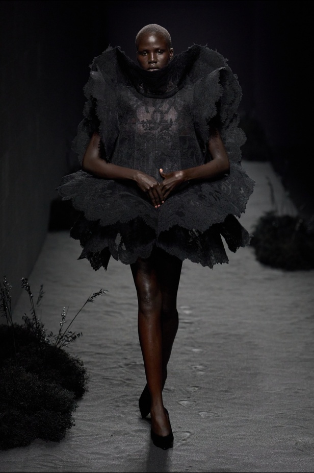 مجموعة Ashi Studio خريف و شتاء 2024 للأزياء الراقية