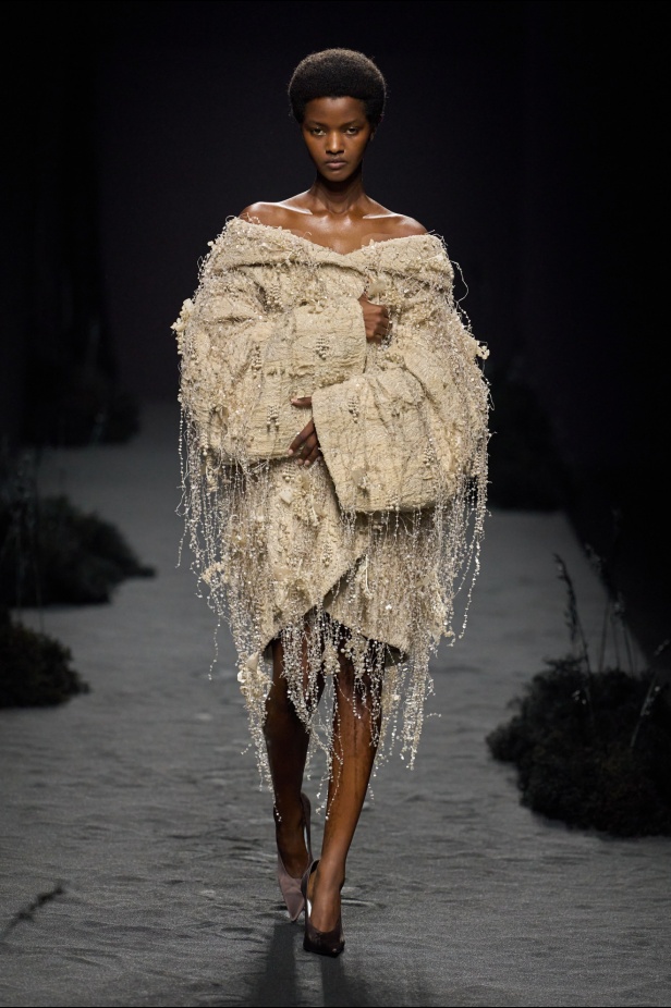 مجموعة Ashi Studio خريف و شتاء 2024 للأزياء الراقية