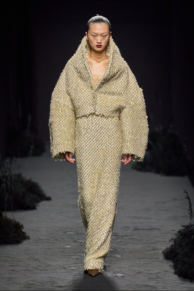 مجموعة Ashi Studio خريف و شتاء 2024 للأزياء الراقية