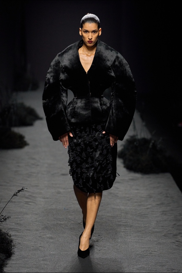 مجموعة Ashi Studio خريف و شتاء 2024 للأزياء الراقية