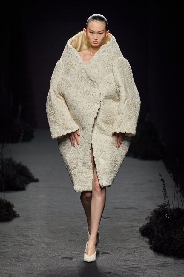 مجموعة Ashi Studio خريف و شتاء 2024 للأزياء الراقية