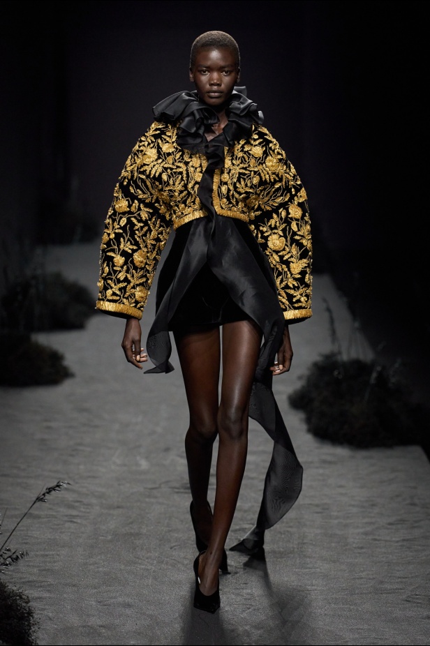 مجموعة Ashi Studio خريف و شتاء 2024 للأزياء الراقية