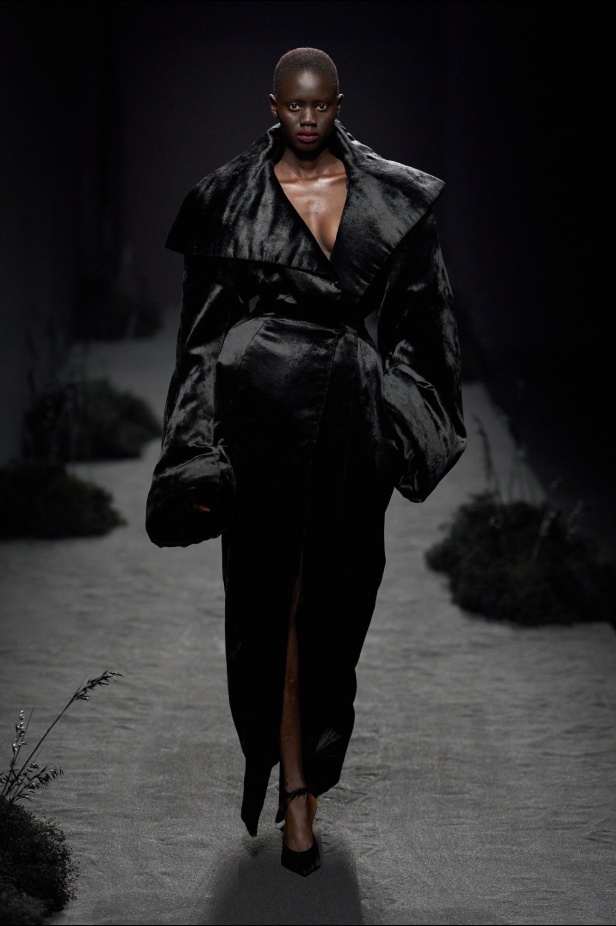 مجموعة Ashi Studio خريف و شتاء 2024 للأزياء الراقية