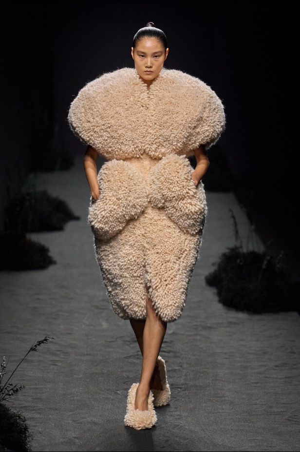 مجموعة Ashi Studio خريف و شتاء 2024 للأزياء الراقية