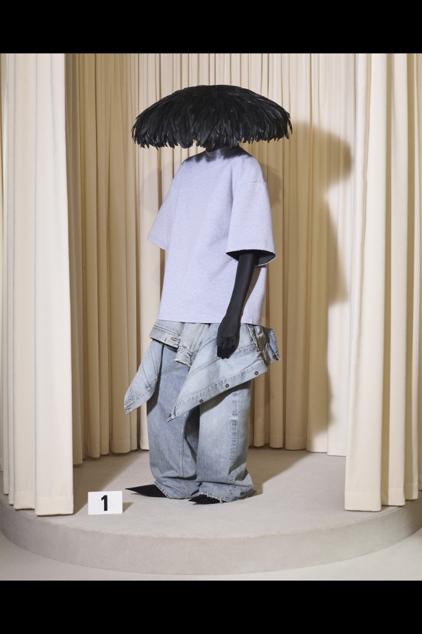 مجموعة Balenciaga  لخريف وشتاء 2025 في باريس