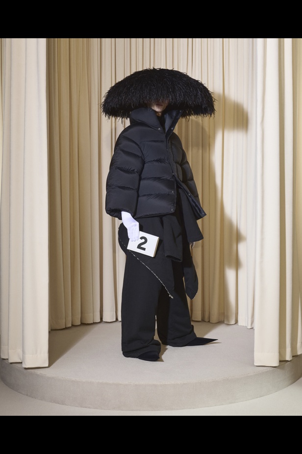 مجموعة Balenciaga  لخريف وشتاء 2025 في باريس