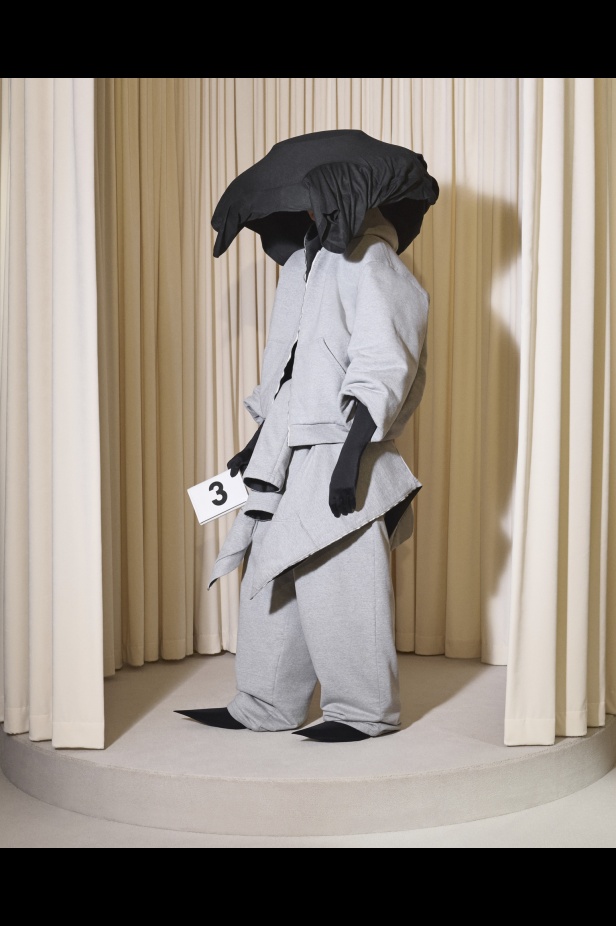 مجموعة Balenciaga  لخريف وشتاء 2025 في باريس