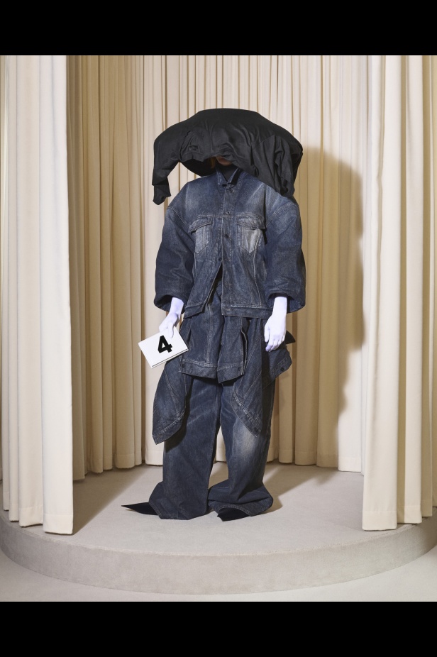 مجموعة Balenciaga  لخريف وشتاء 2025 في باريس