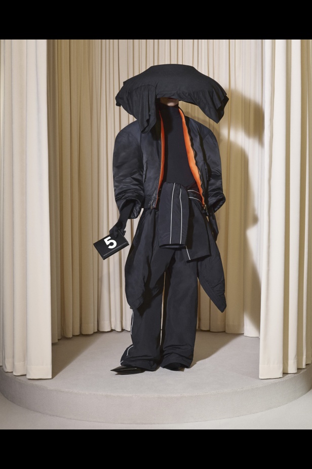 مجموعة Balenciaga  لخريف وشتاء 2025 في باريس