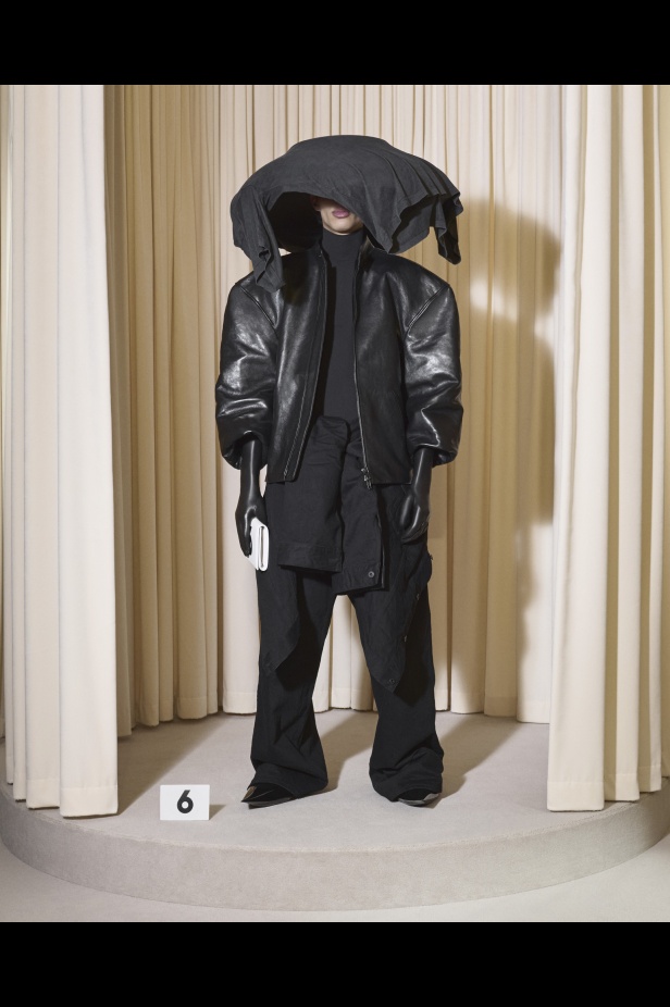 مجموعة Balenciaga  لخريف وشتاء 2025 في باريس