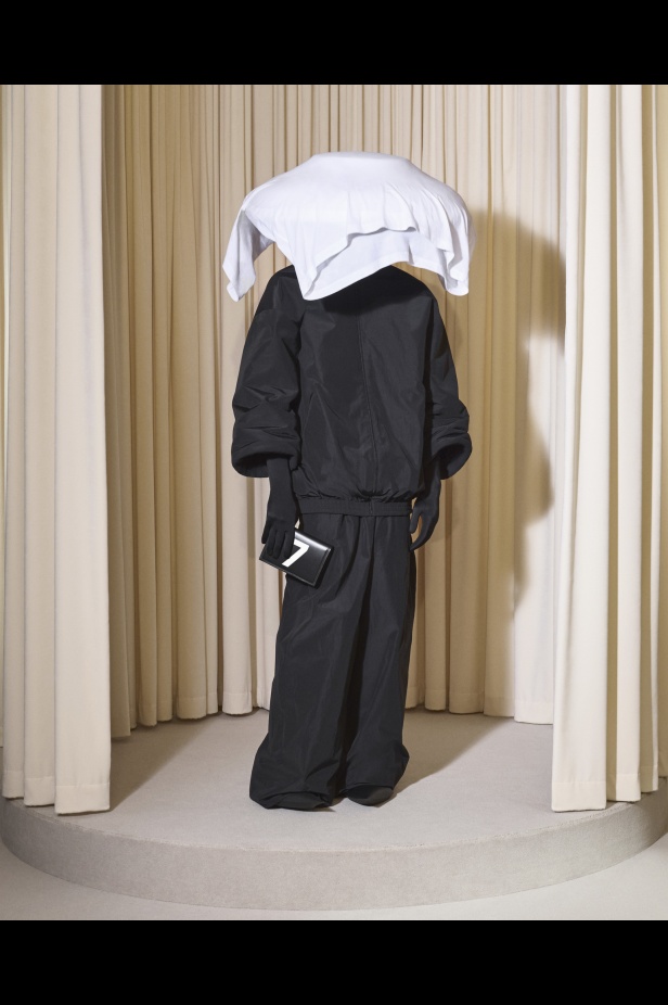 مجموعة Balenciaga  لخريف وشتاء 2025 في باريس