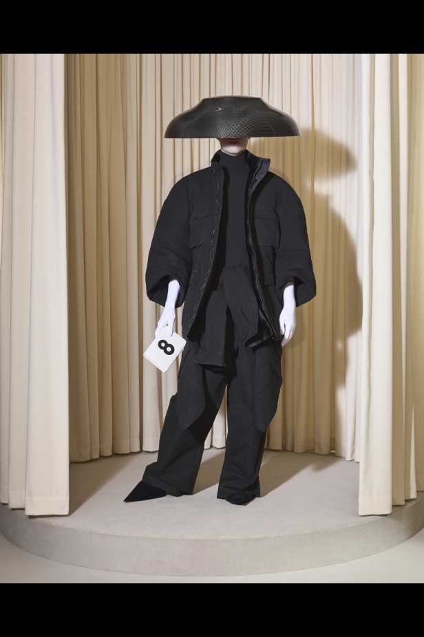 مجموعة Balenciaga  لخريف وشتاء 2025 في باريس