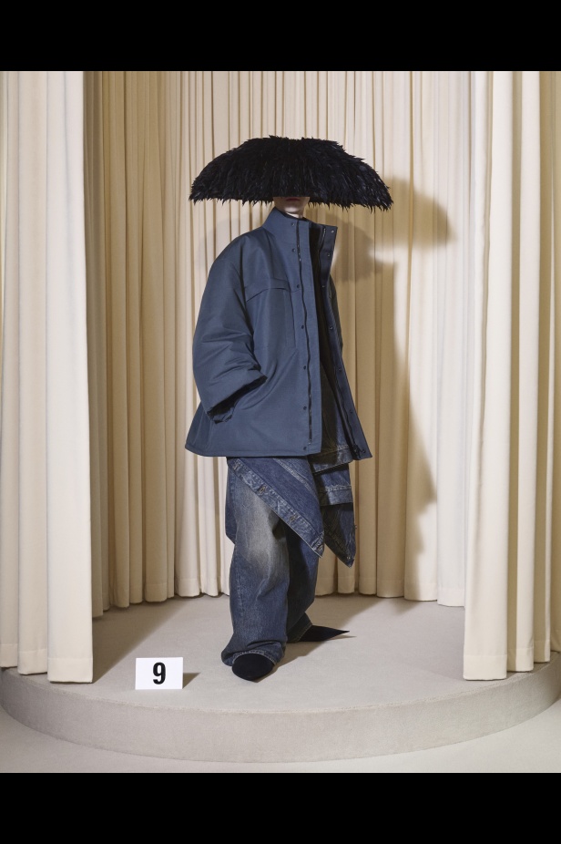 مجموعة Balenciaga  لخريف وشتاء 2025 في باريس