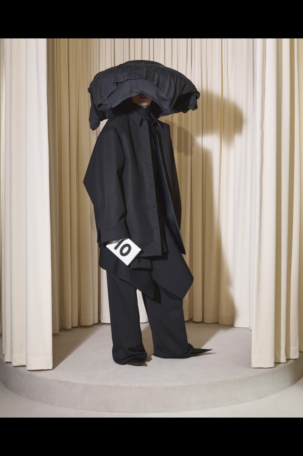 مجموعة Balenciaga  لخريف وشتاء 2025 في باريس