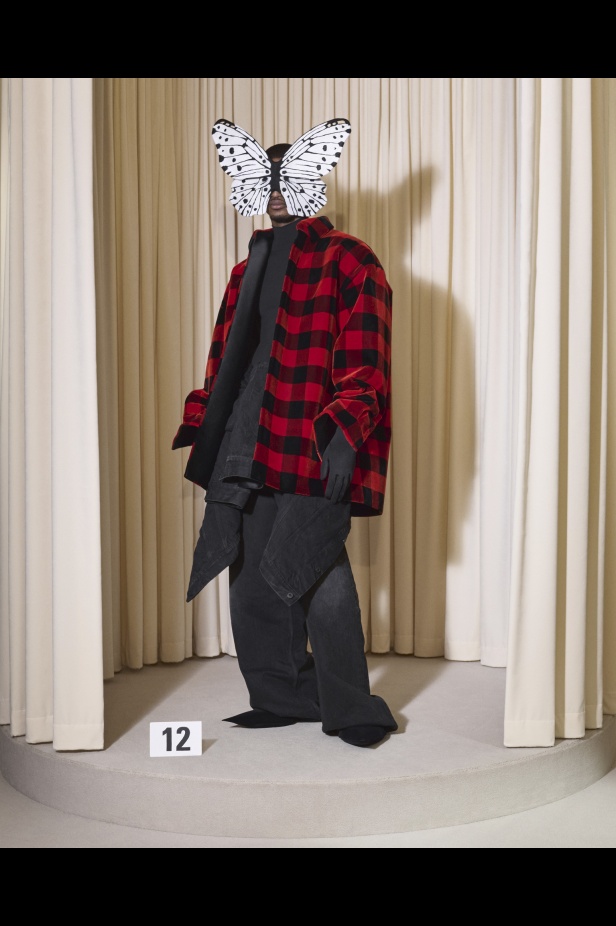 مجموعة Balenciaga  لخريف وشتاء 2025 في باريس