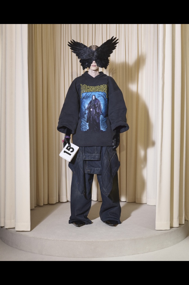 مجموعة Balenciaga  لخريف وشتاء 2025 في باريس