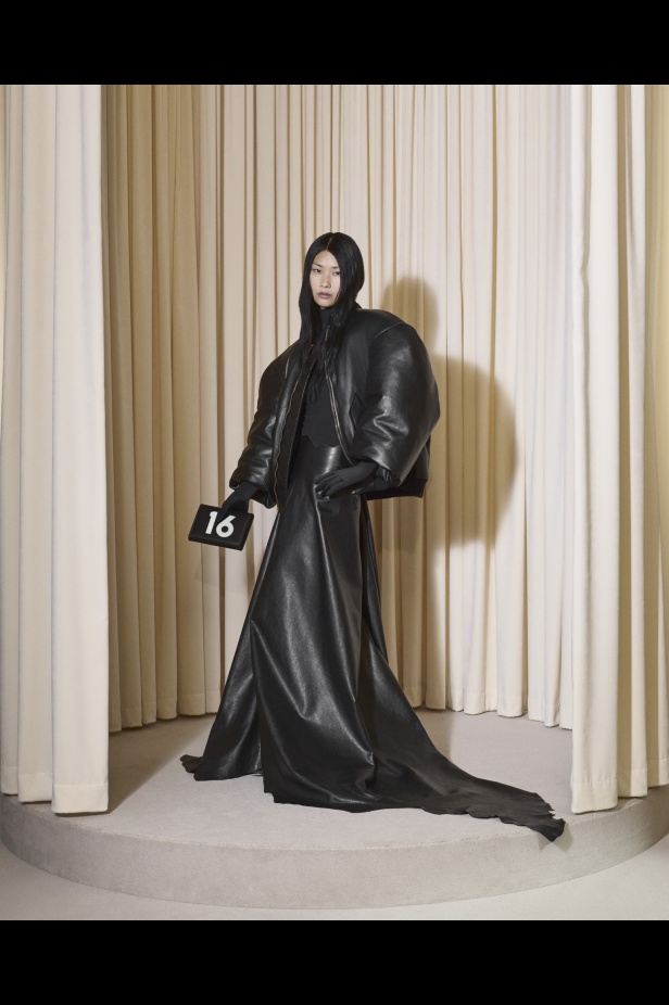 مجموعة Balenciaga  لخريف وشتاء 2025 في باريس