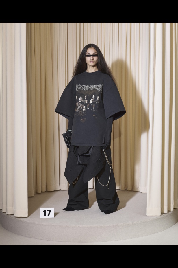 مجموعة Balenciaga  لخريف وشتاء 2025 في باريس