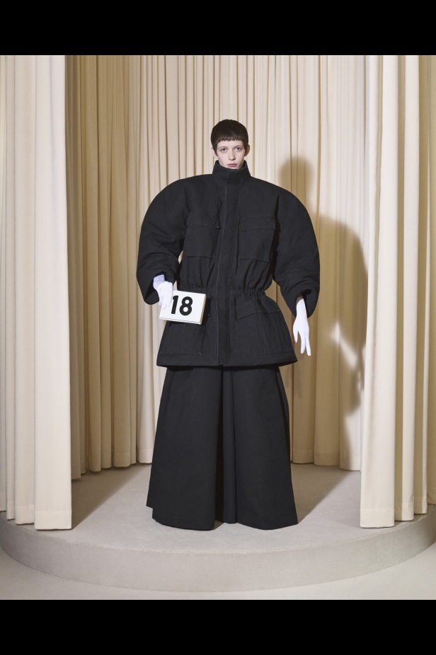 مجموعة Balenciaga  لخريف وشتاء 2025 في باريس