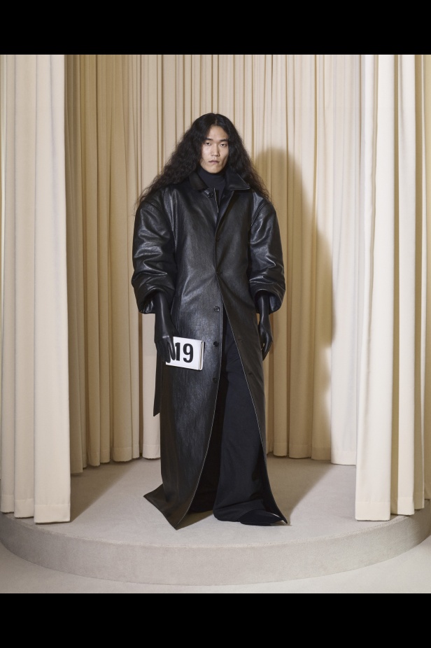 مجموعة Balenciaga  لخريف وشتاء 2025 في باريس