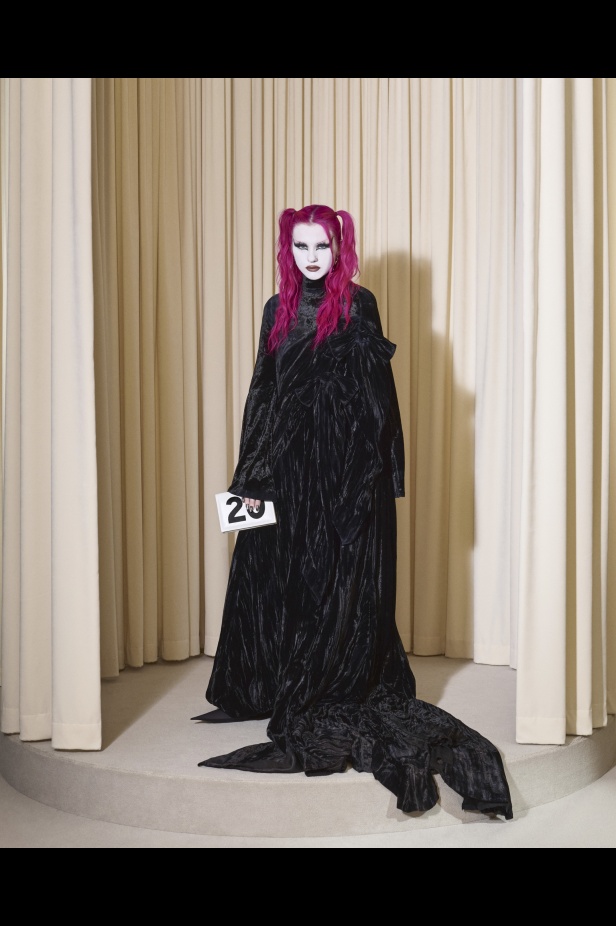 مجموعة Balenciaga  لخريف وشتاء 2025 في باريس